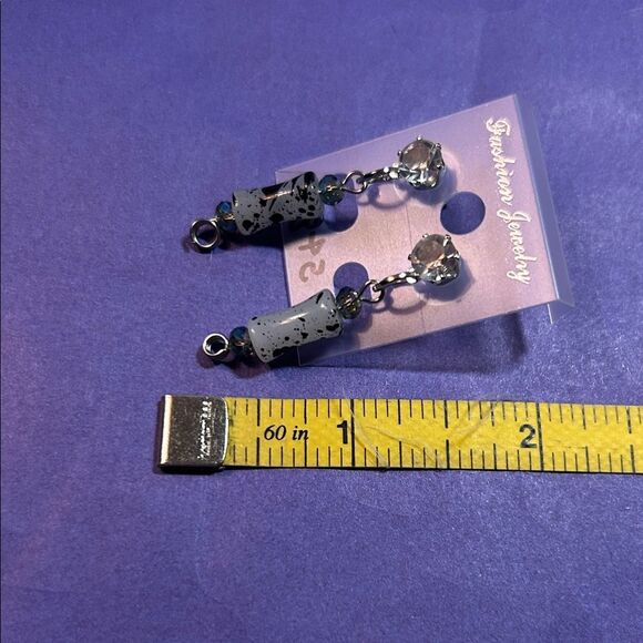 Elegant Silver and Black Earrings - Picture 2 of 3